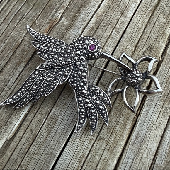 Vintage Avon SilverTone Hummingbird Pin/Brooch Red Eye 2.5” W X 2” Ht. Preowned - Picture 5 of 10